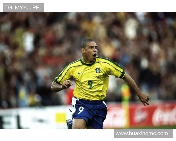 个子瘦高的足球明星如何在赛场上展现出超凡的技术与魅力